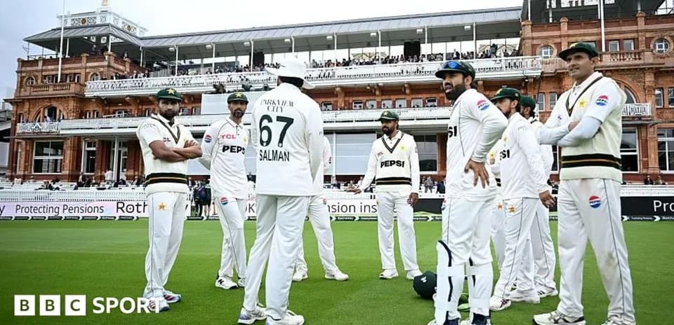 Pakistan cricket team discussing strategy on field