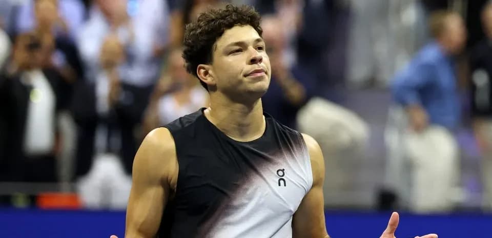 Tennis player gesturing during match at stadium