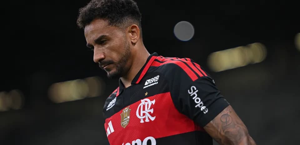 Player walking off the field in Flamengo jersey