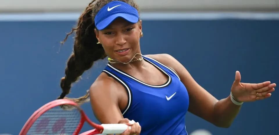 Tennis player hitting a forehand during match