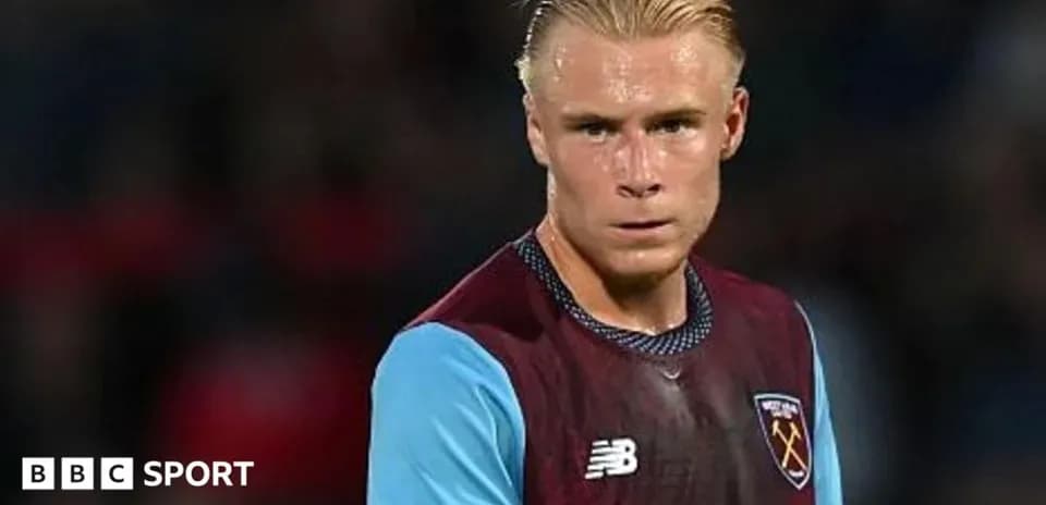 Player in West Ham United kit on the field
