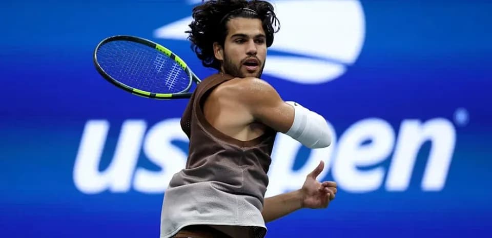 Player hitting a backhand during US Open match