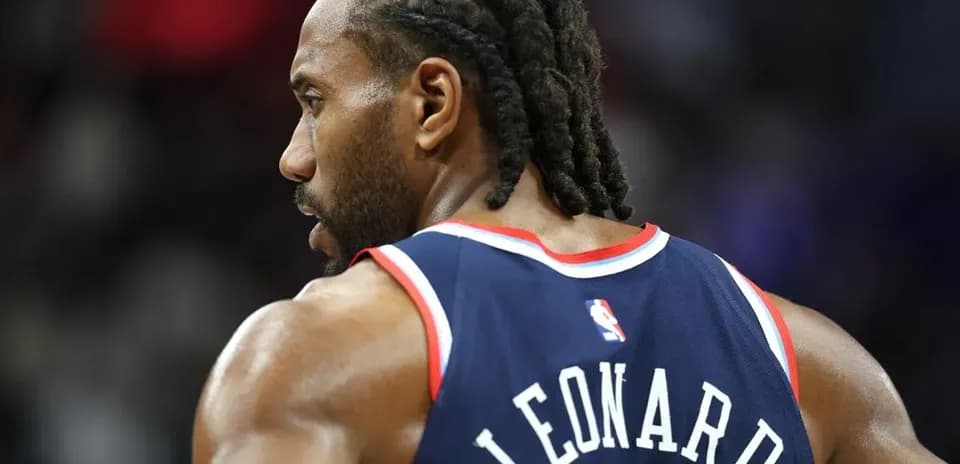 Player wearing jersey with 'LEONARD' during game
