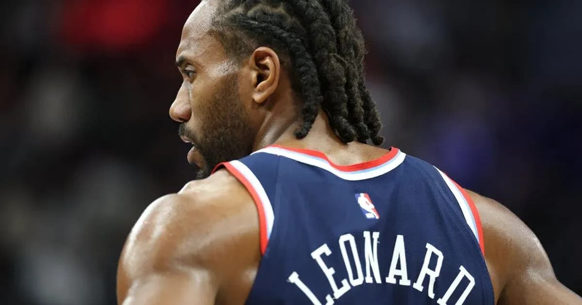 Player wearing jersey with 'LEONARD' during game