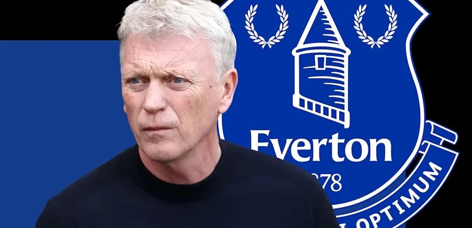 Manager in front of Everton logo backdrop