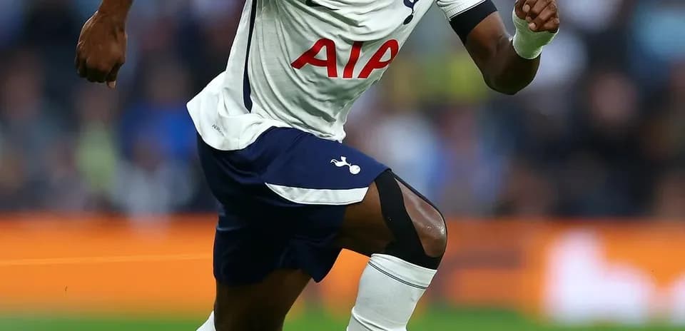 Tottenham player sprinting towards the ball