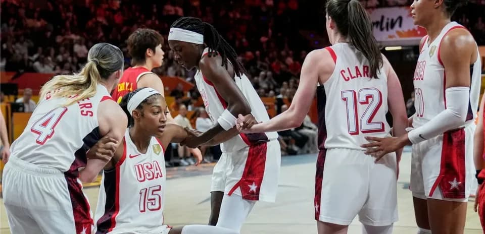 USA women's basketball team supporting player on court