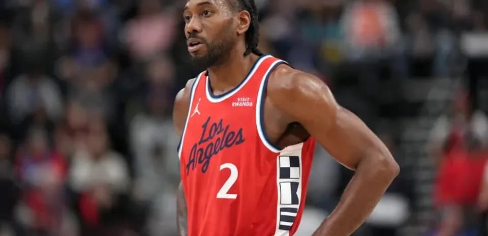 Kawhi Leonard in red Los Angeles jersey during game