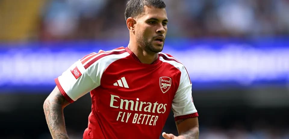 Player in Arsenal jersey during match action