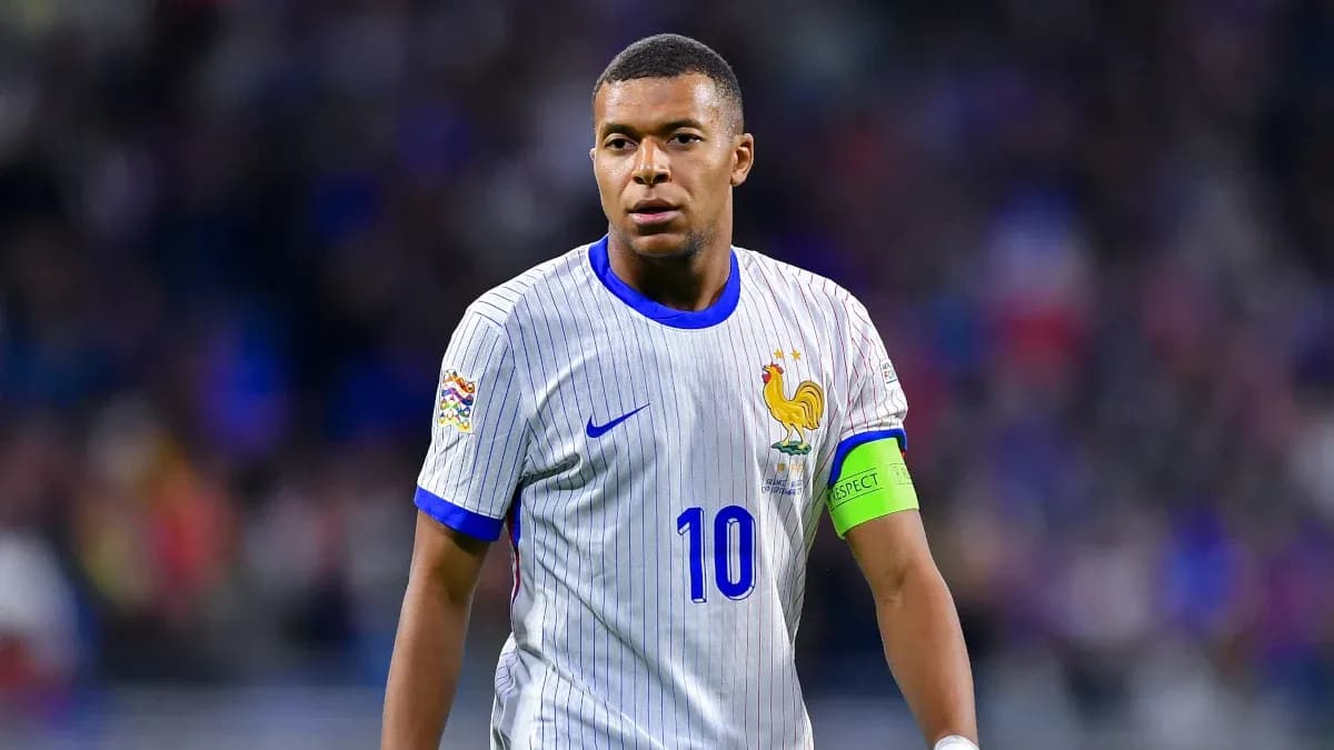 Kylian Mbappé in France jersey during match