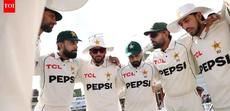 Pakistan cricket team huddled together on field