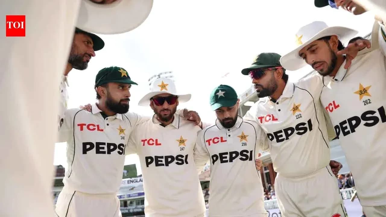 Pakistan cricket team huddled together on field