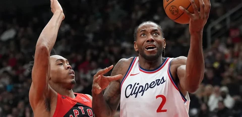 Kawhi Leonard shooting during Clippers vs Raptors game