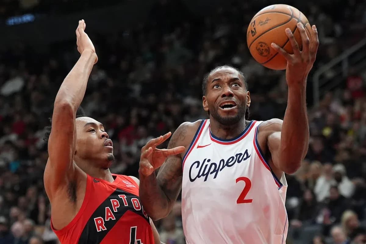 Kawhi Leonard shooting during Clippers vs Raptors game
