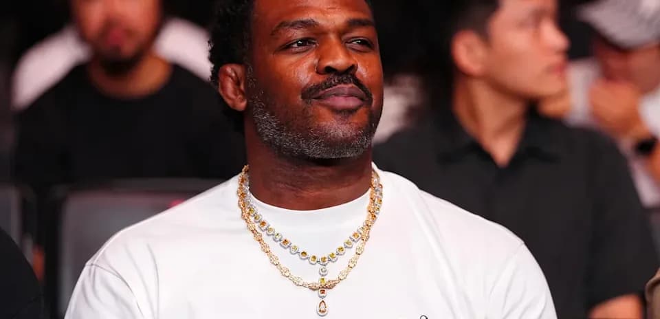 Man wearing a white shirt and gold necklaces