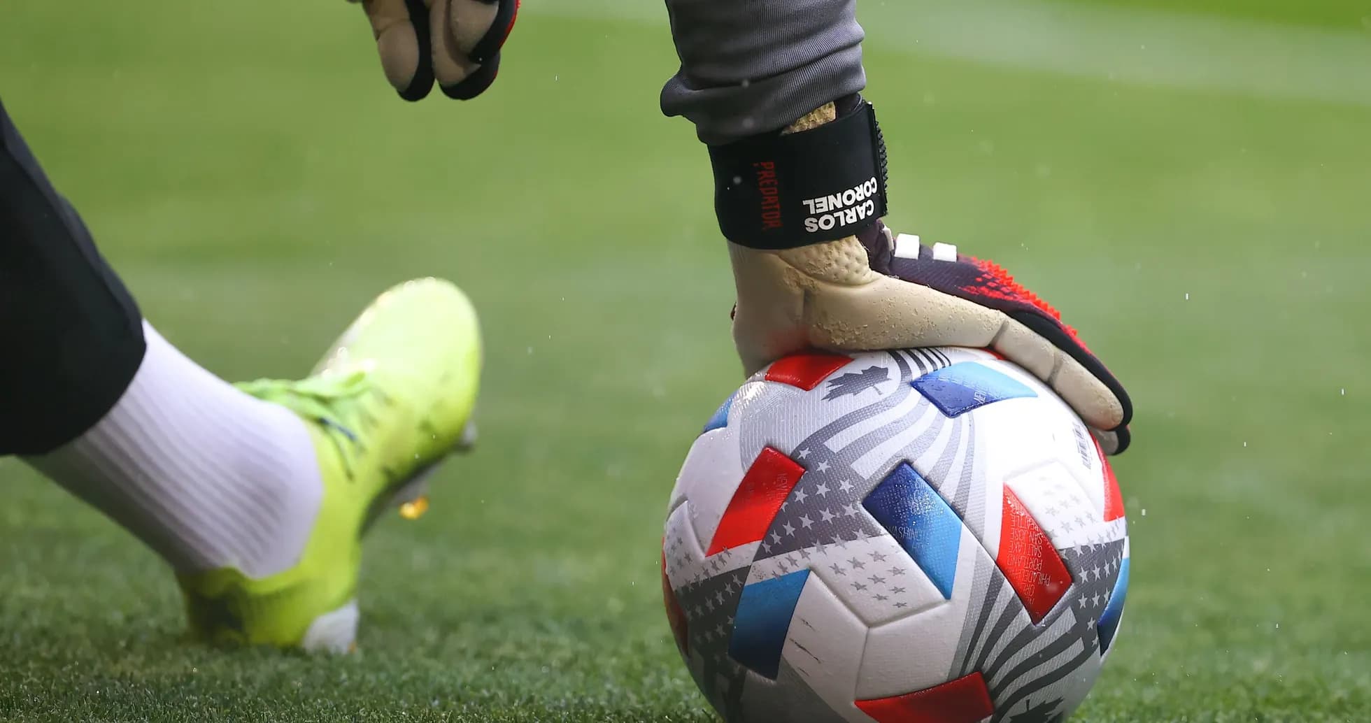 Goalkeeper preparing to play with the soccer ball