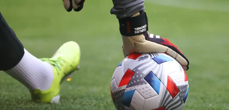 Goalkeeper preparing to play with the soccer ball