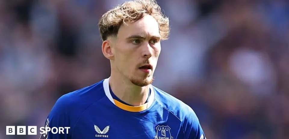 Player in Everton kit during match action