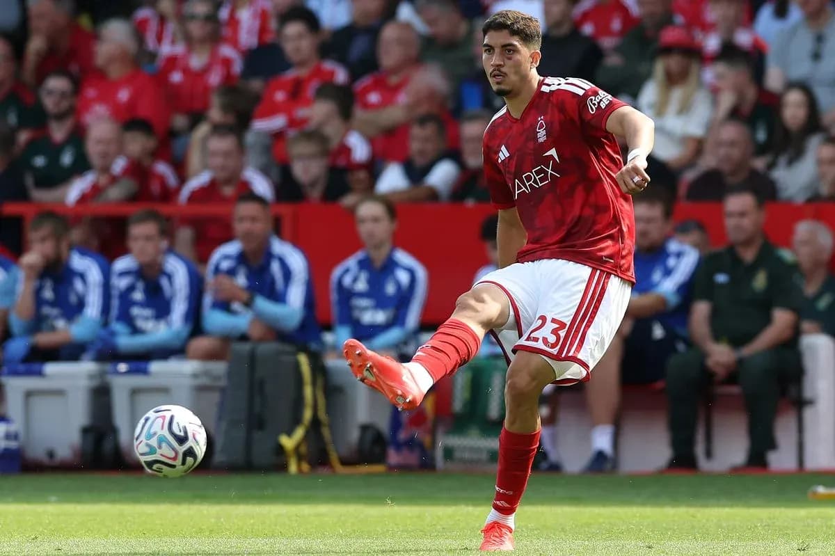 Nottingham Forest player kicking the ball