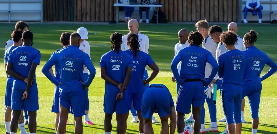 France national team in training session circle