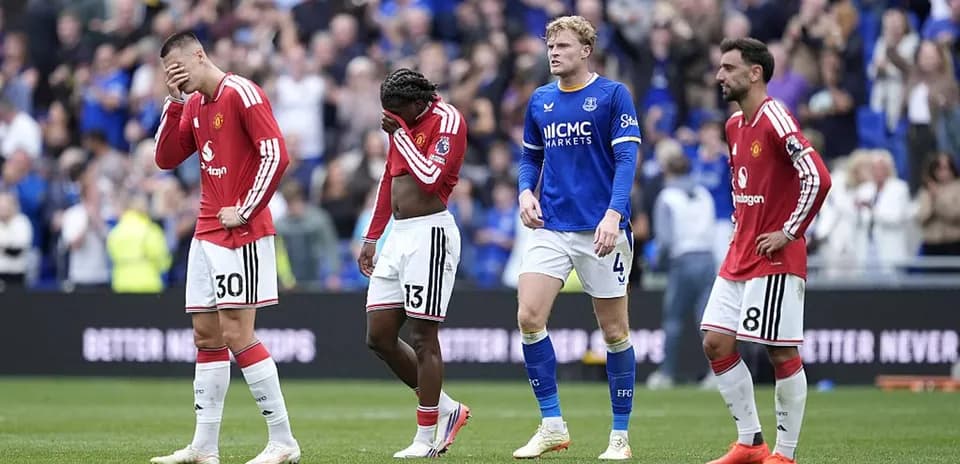 Manchester United players dejected after match loss