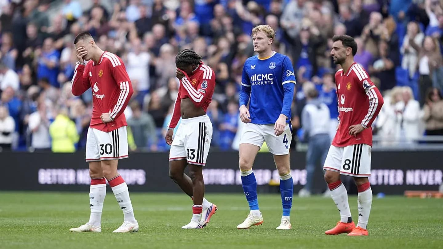 Manchester United players dejected after match loss