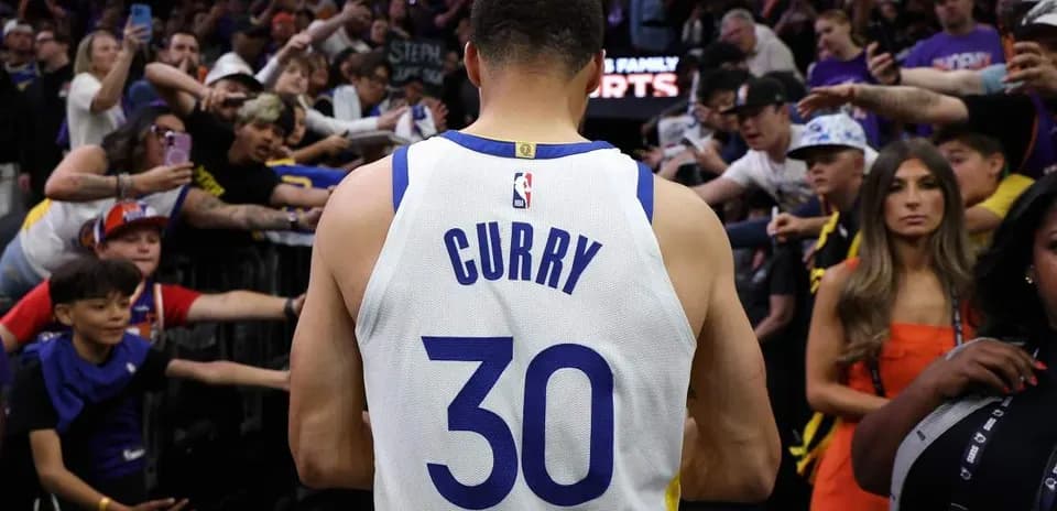 Stephen Curry walking past fans after game