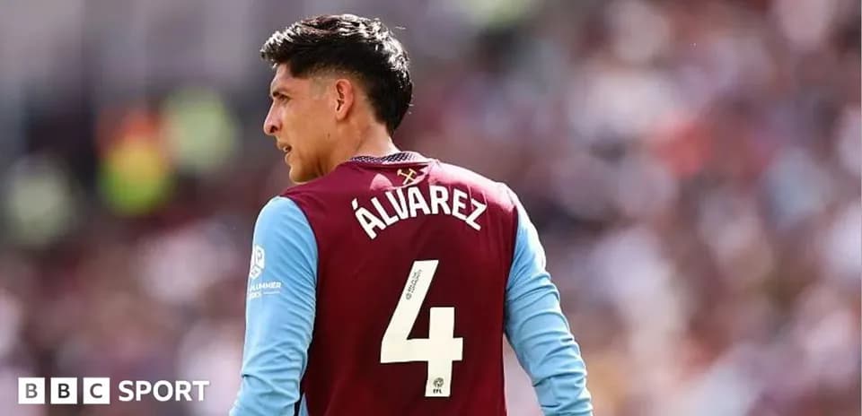 Player Álvarez wearing number 4 jersey during match