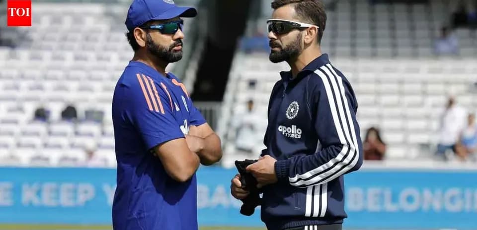 Rohit Sharma and Virat Kohli talking on field