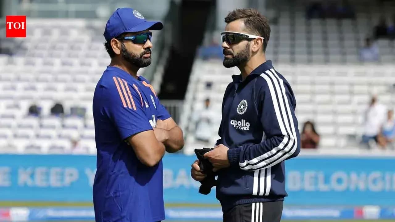 Rohit Sharma and Virat Kohli talking on field