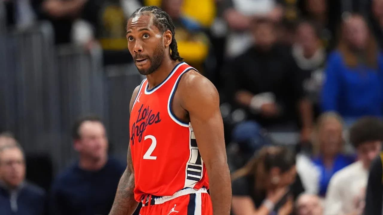 Kawhi Leonard in Los Angeles Clippers uniform on court