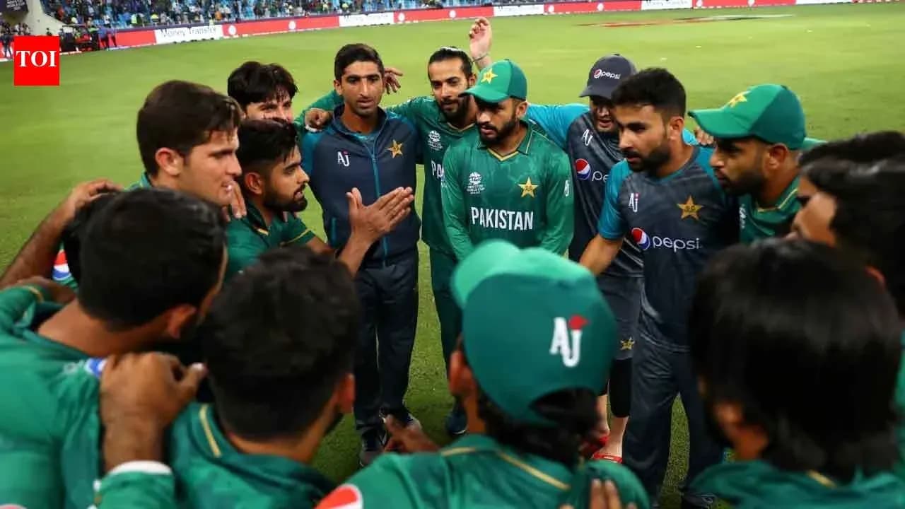 Pakistan cricket team huddled during strategy discussion
