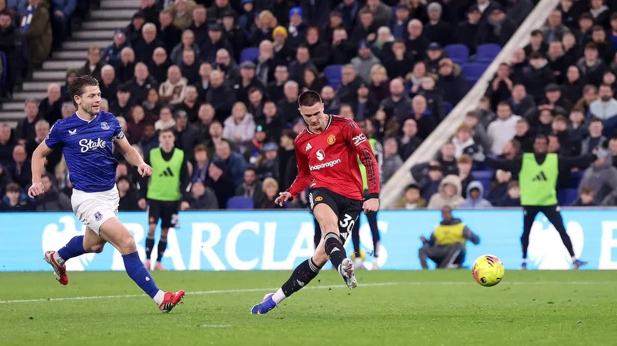 Everton player challenges Manchester United attacker