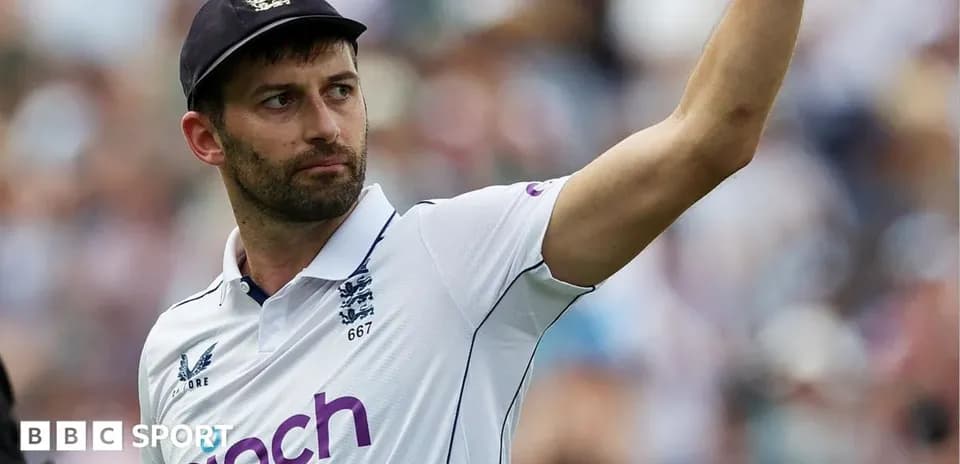 Cricketer acknowledging the crowd during a match