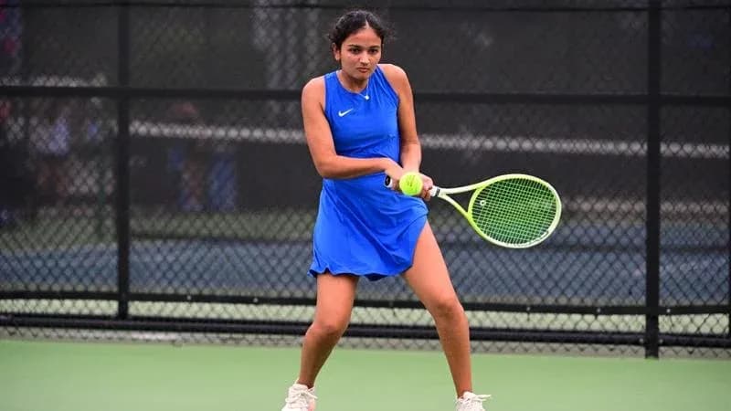 Female tennis player preparing to hit a forehand
