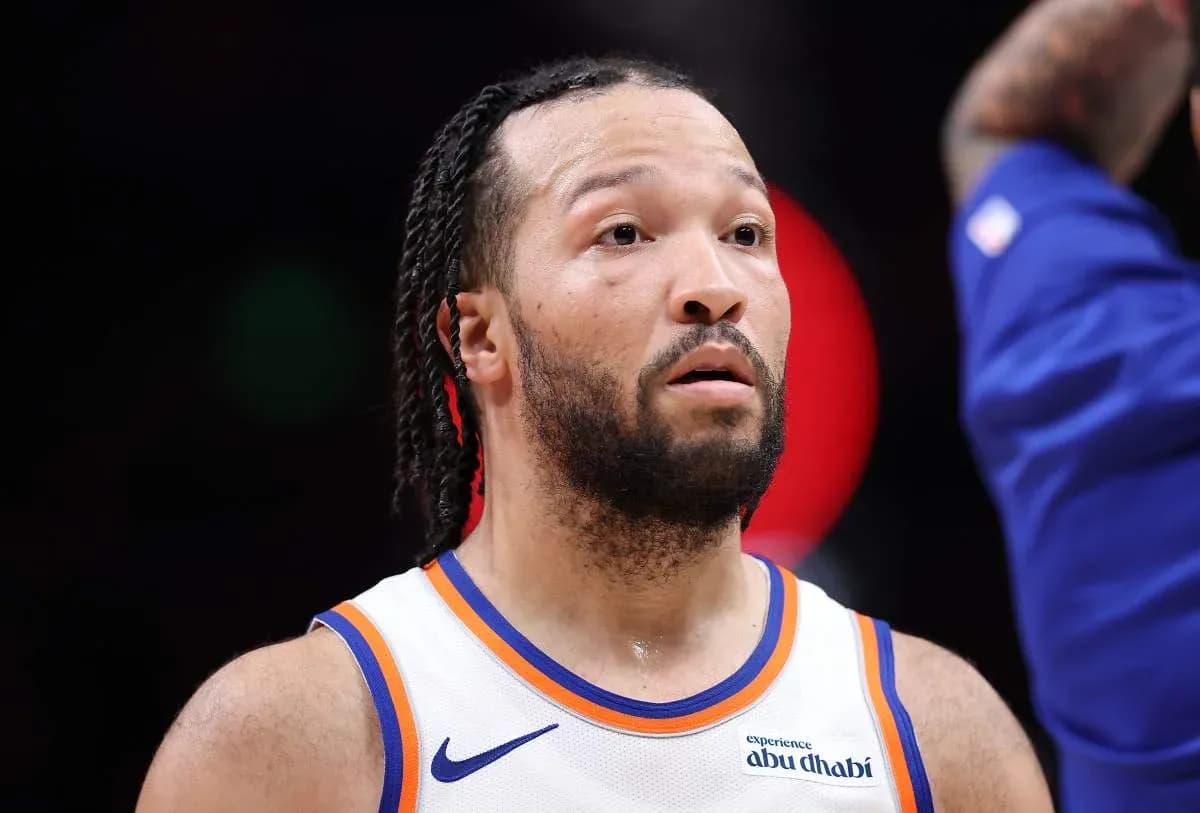 Player in Knicks jersey during game action