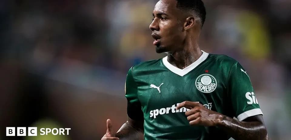 Player wearing Palmeiras jersey during match