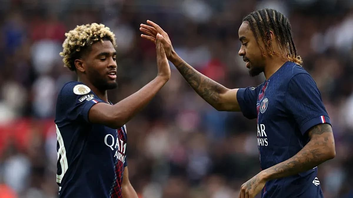 Two PSG players high-fiving on the pitch