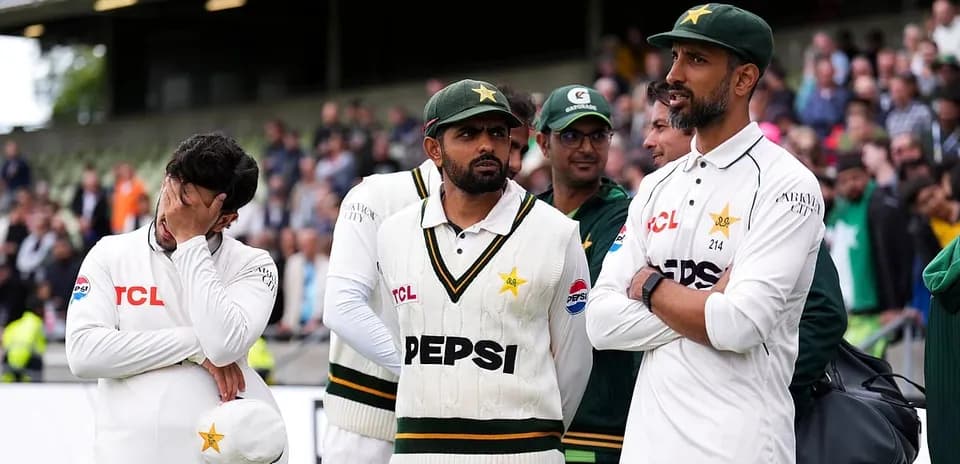 Pakistani cricket players discussing during match