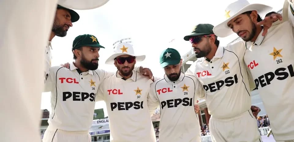 Pakistan cricket team huddled together before match