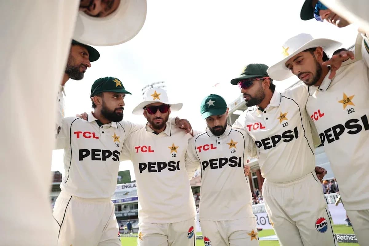 Pakistan cricket team huddled together before match