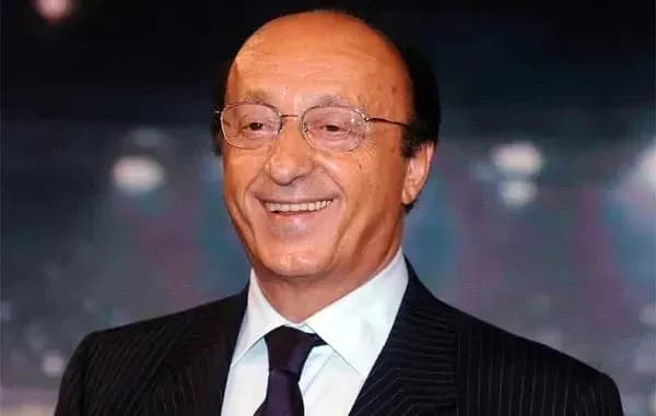 Smiling man in a suit with glasses