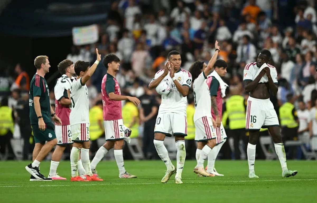 Real Madrid players applauding fans after match