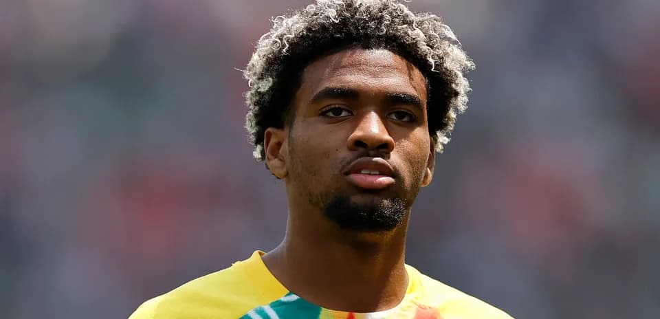 Player in colorful shirt during match preparation