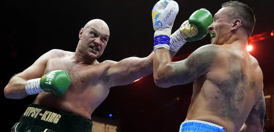 Tyson Fury and Oleksandr Usyk boxing match action