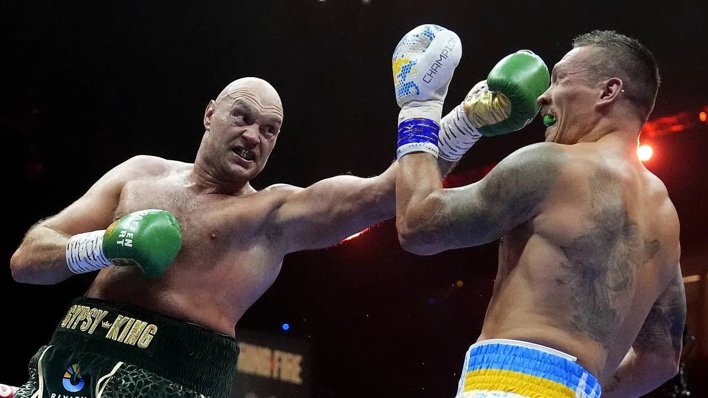 Tyson Fury and Oleksandr Usyk boxing match action