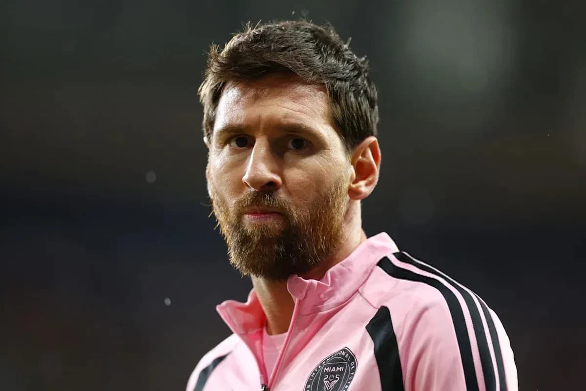 Player in pink jersey during match preparation