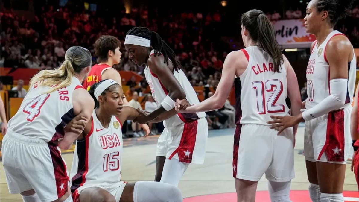 USA women's basketball team supporting player on court USA women's basketball team supporting player on court