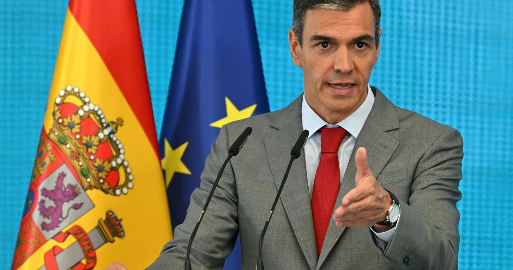 Man speaking at podium with Spanish and EU flags Man speaking at podium with Spanish and EU flags