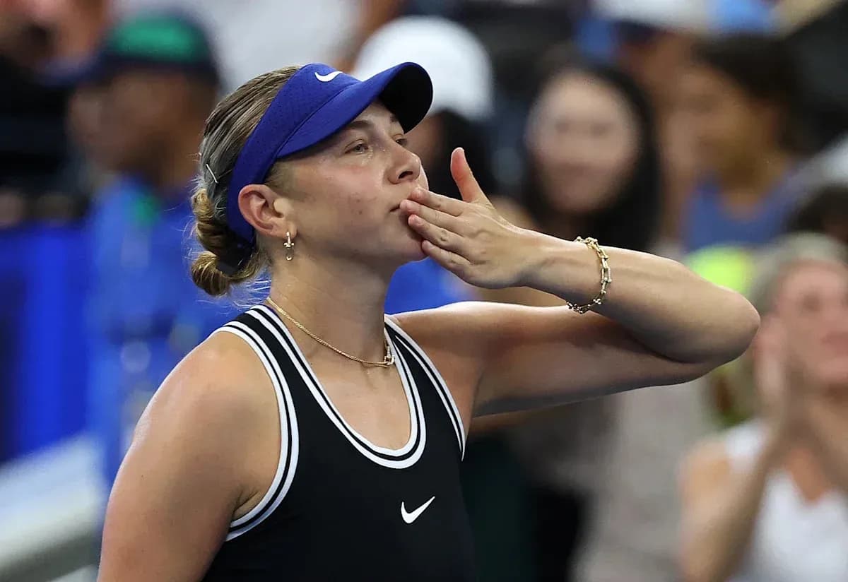 Tennis player blowing a kiss to the crowd Tennis player blowing a kiss to the crowd